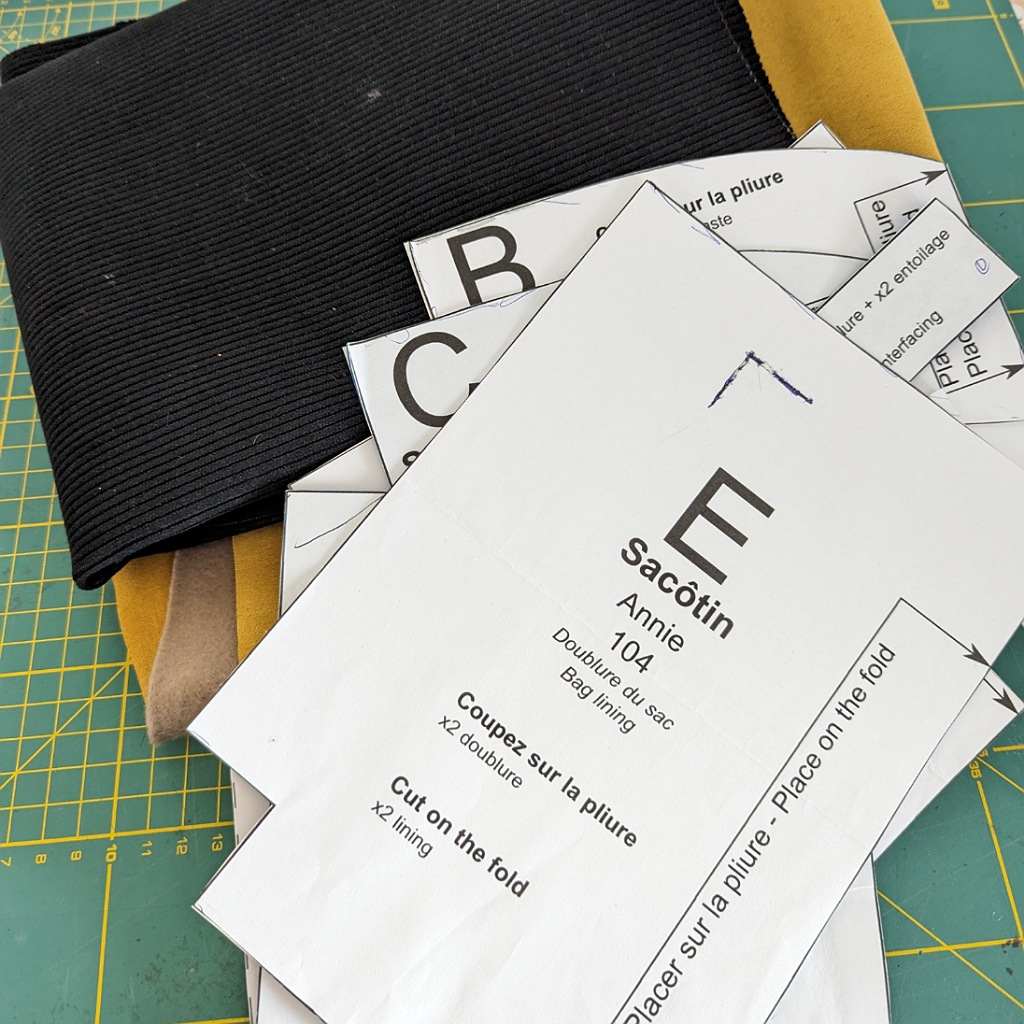 Un sac à main en tissu&nbsp;bicolore