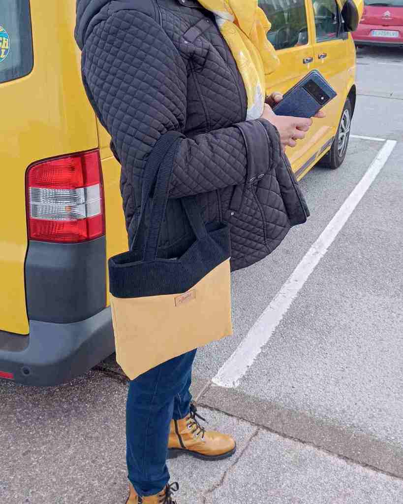 Un sac à main en tissu jaune et noir porté au creux du bras