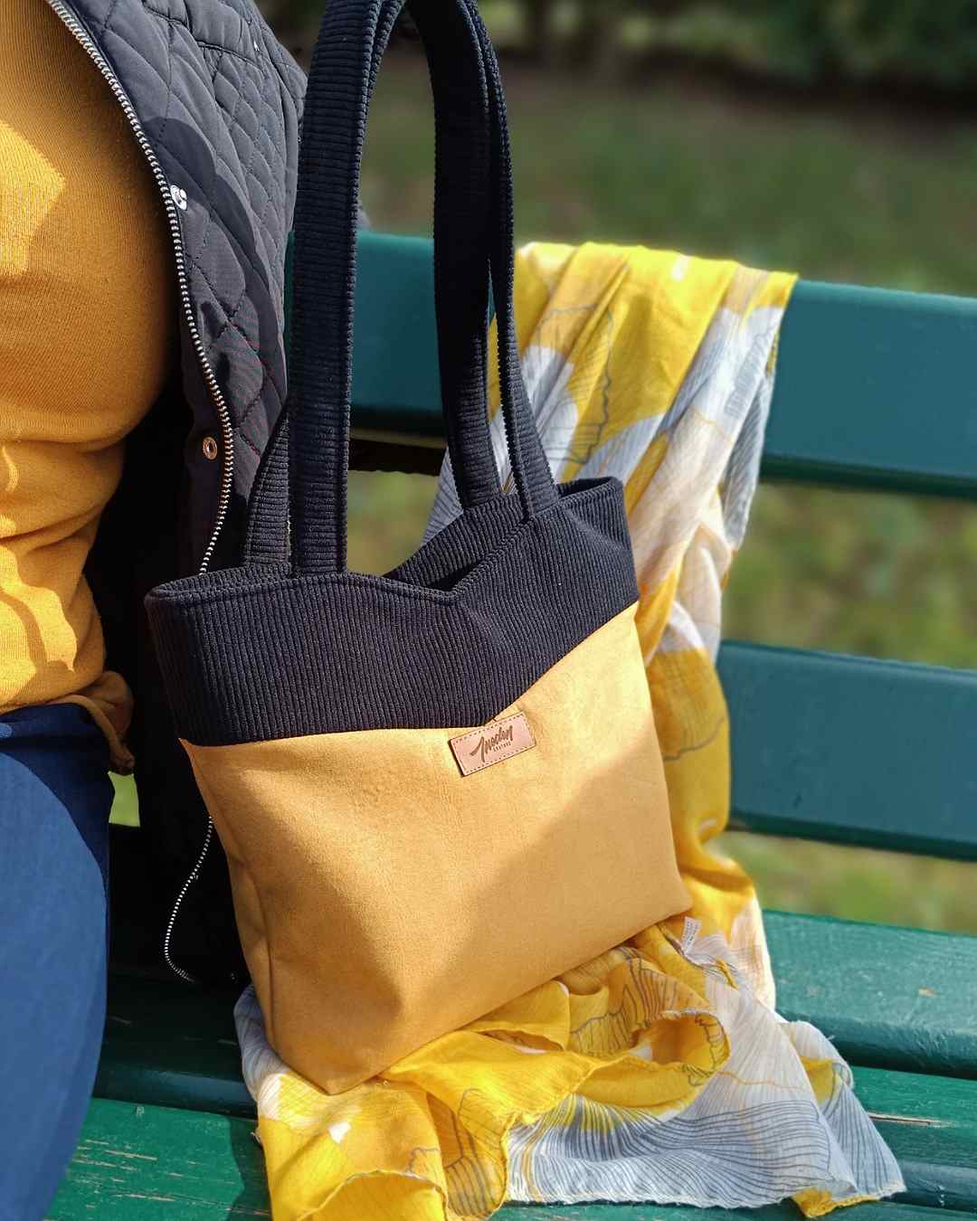 Sac en tissu suédine jaune et velours noir