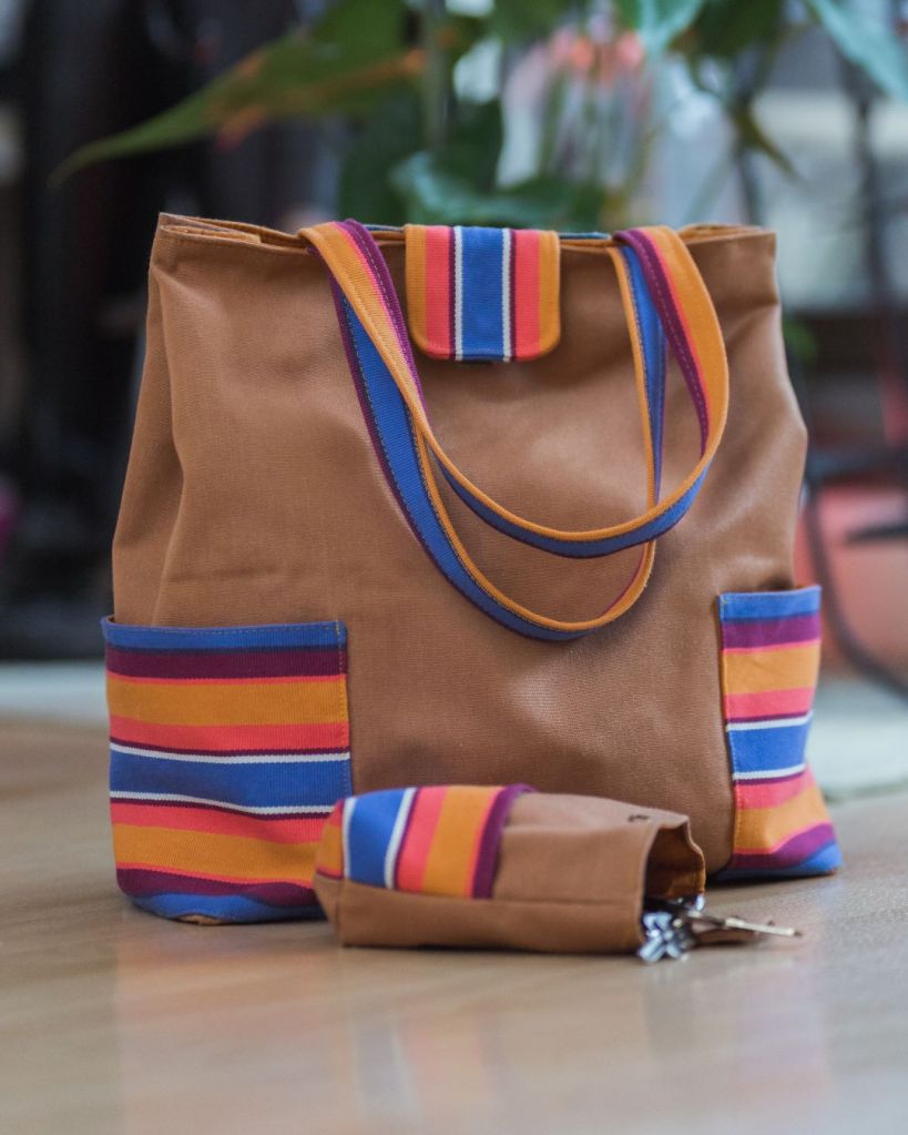 Sac en tissu basque uni marron avec poches et rabat en toile espadrille