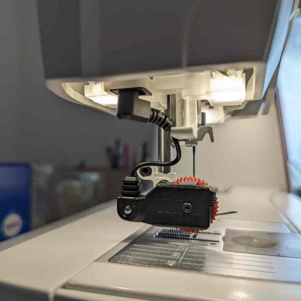 Pied pour boutonnière branché sur la machine à coudre Brilliance 75Q de Husqvarnavicking