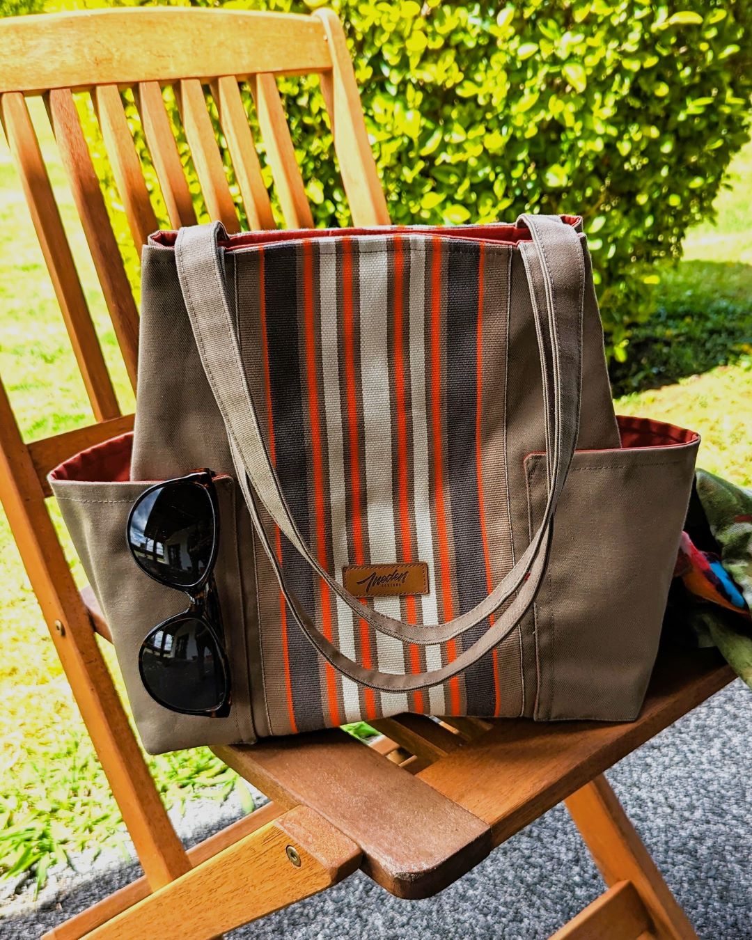 sac cabas en tissu taupe et rayures orange et blanches avec deux poches latérales