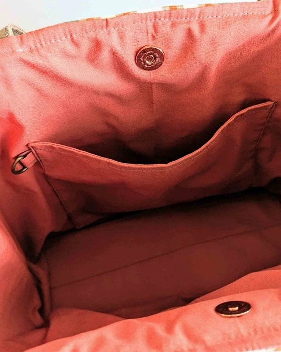intérieur sac en tissu , poche plaquée, bouton aimanté