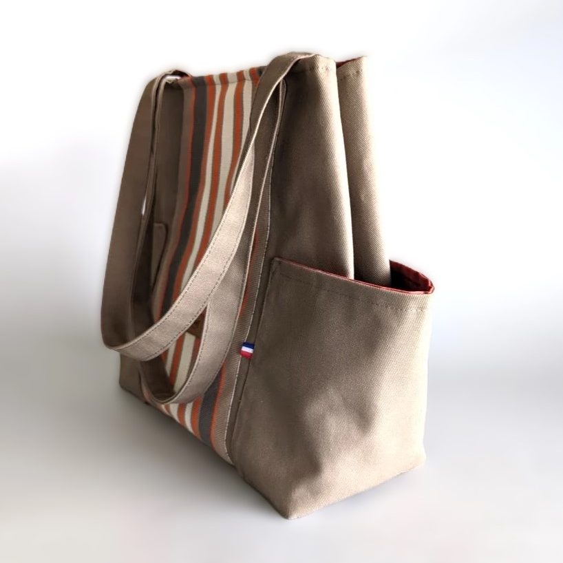 Sac en toile espadrille couleur taupe vu de profil montrant une de ses grandes poches poche