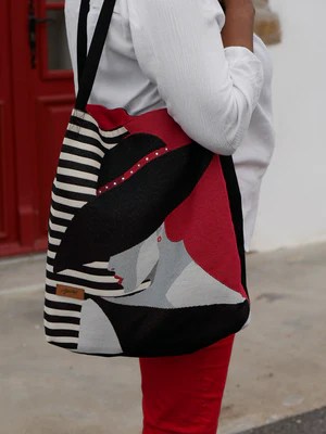 Sac rouge et noir femme au chapeau noir
