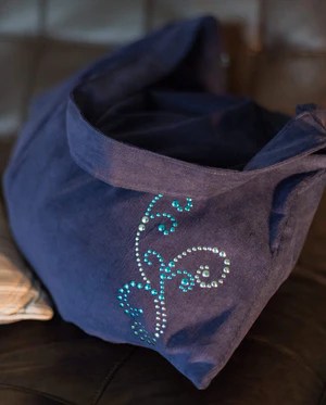 sac en tissu bleu avec motif de strass bleu