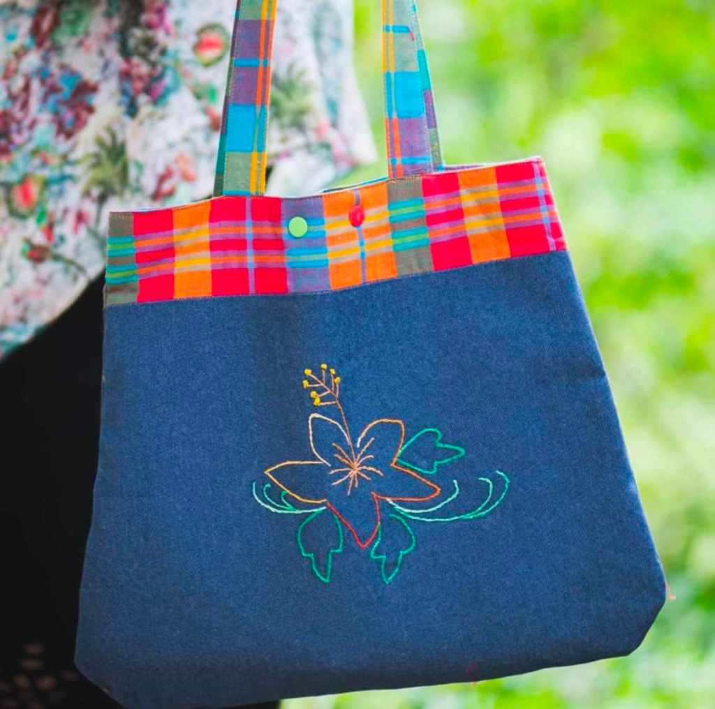 sac tote bag jean et madras avec une fleur d'hibiscus brodée