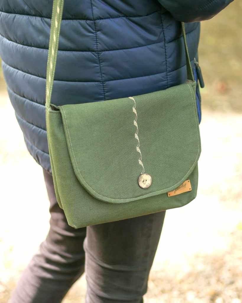 Sac bandoulière en tissu vert avec rabat et bouton en bois coco