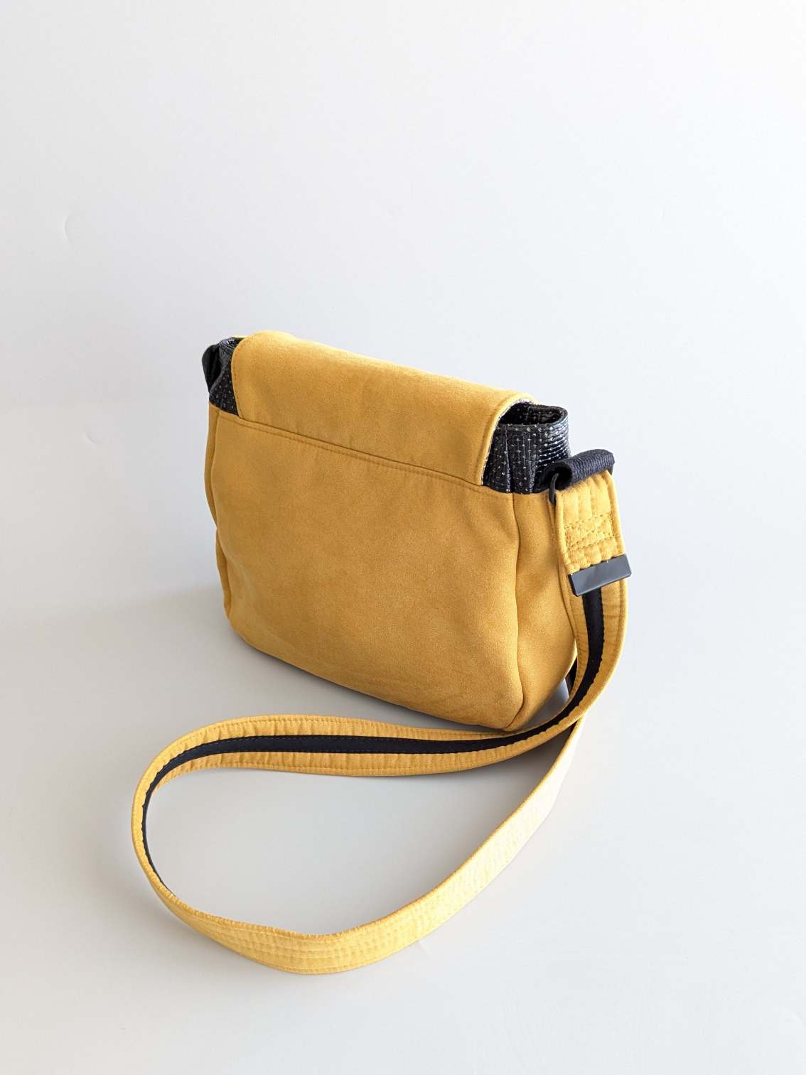 Sac bandoulière tissu jaune et noir coté verso