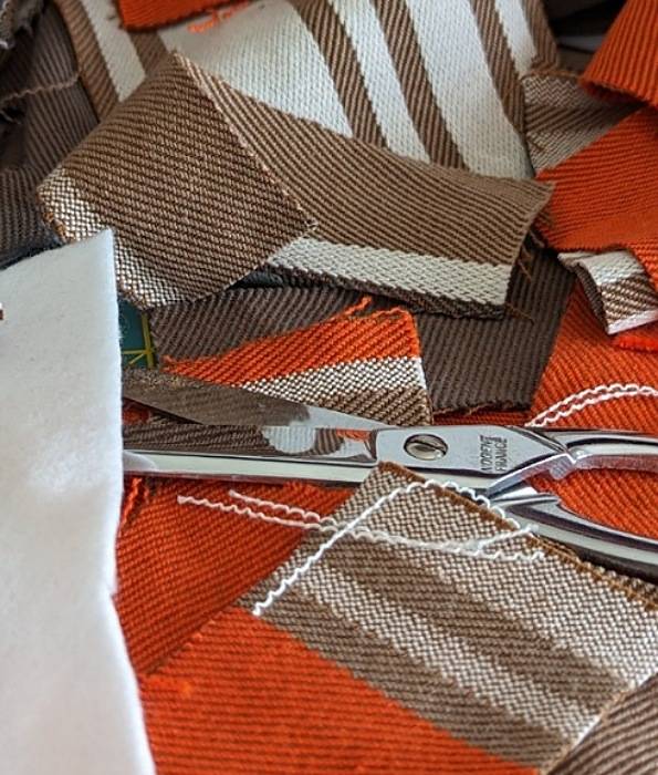 petites chutes de tissu rayés orange, marron , paire de ciseaux