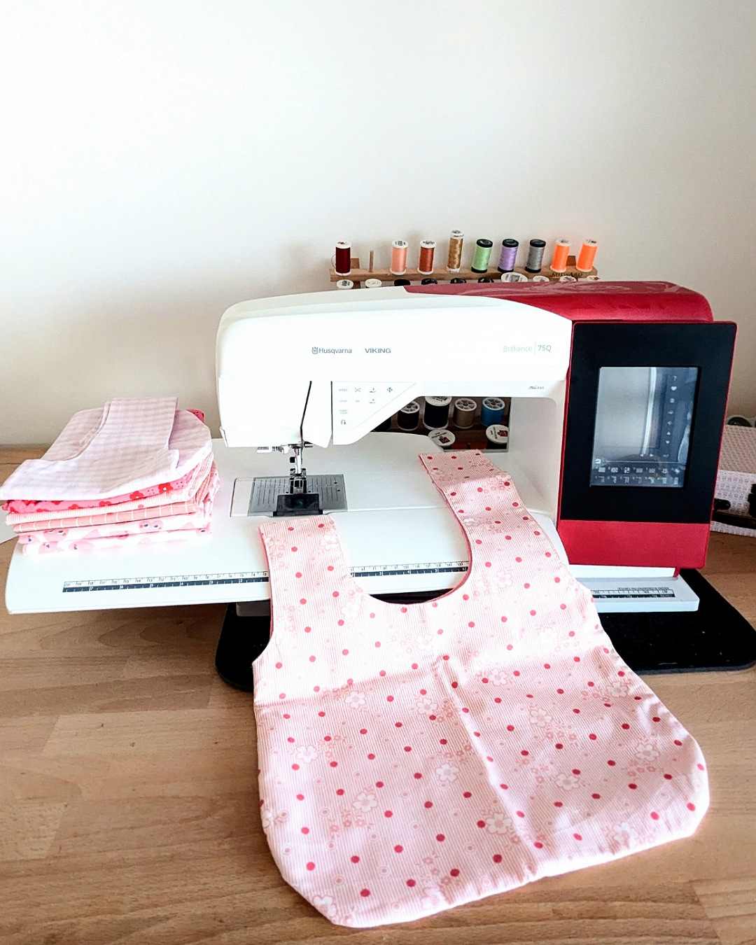 Machine à coudre avec sac en tissu rose