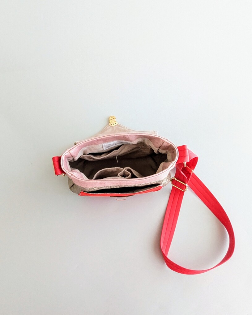 Intérieur d'un sac bandoulière rouge, poches.