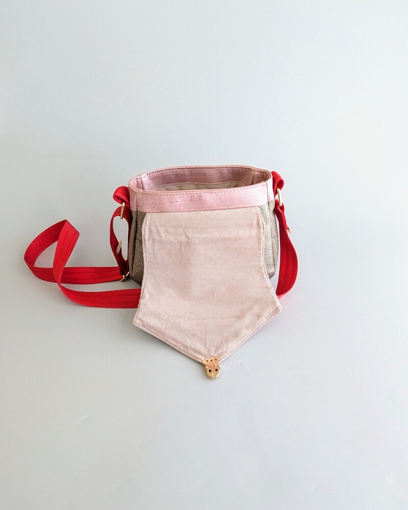 Sac bandoulière rouge et rose avec son rabat ouvert