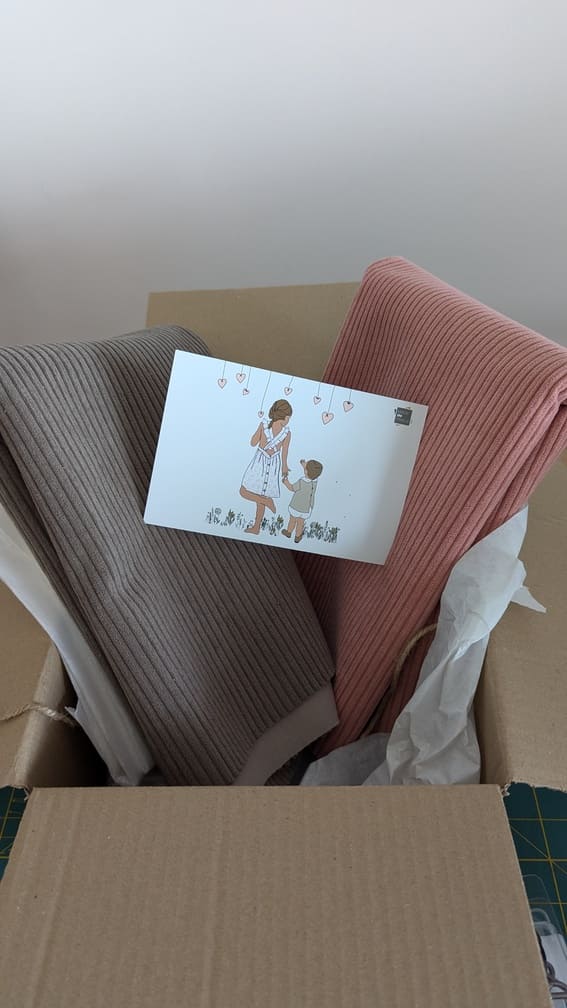 Tissus dans un colis ouvert