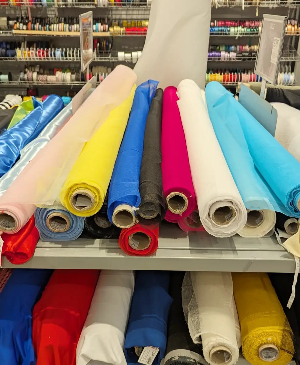 Rouleaux de tissus couleurs dans une mercerie