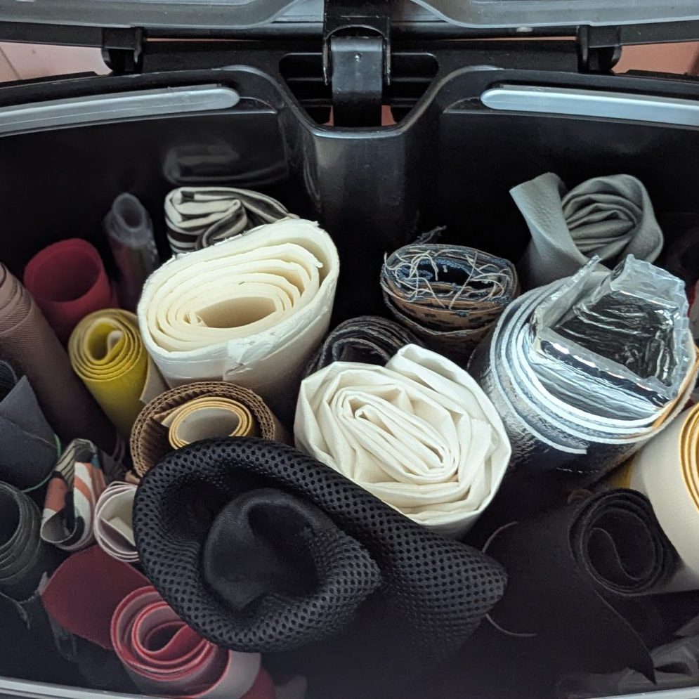 Boite de rangement remplie de tissus rangés en rouleau