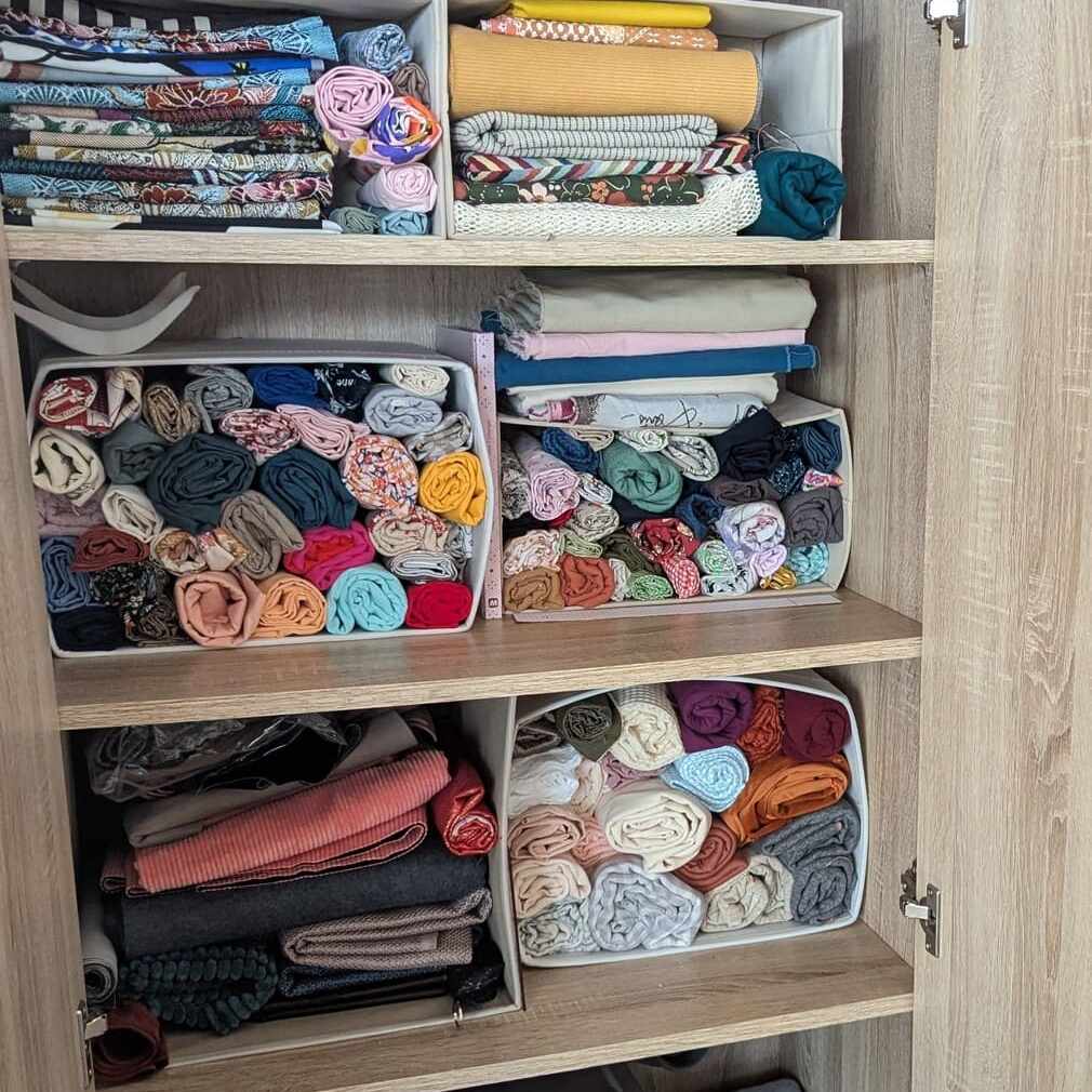 Tissus rangés et organisés dans une armoire