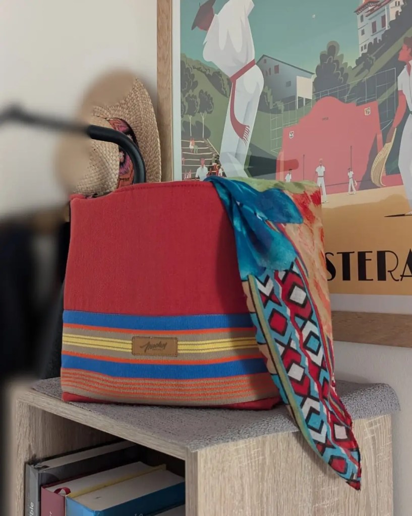 Panière en tissu basque terracotta posé sur un meuble