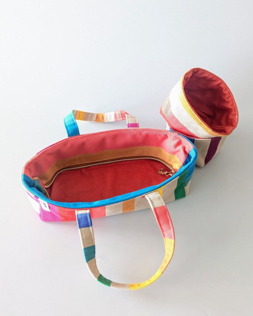 Vanity artisanal coloré avec anses, contenant un pochon amovible à l'intérieur.