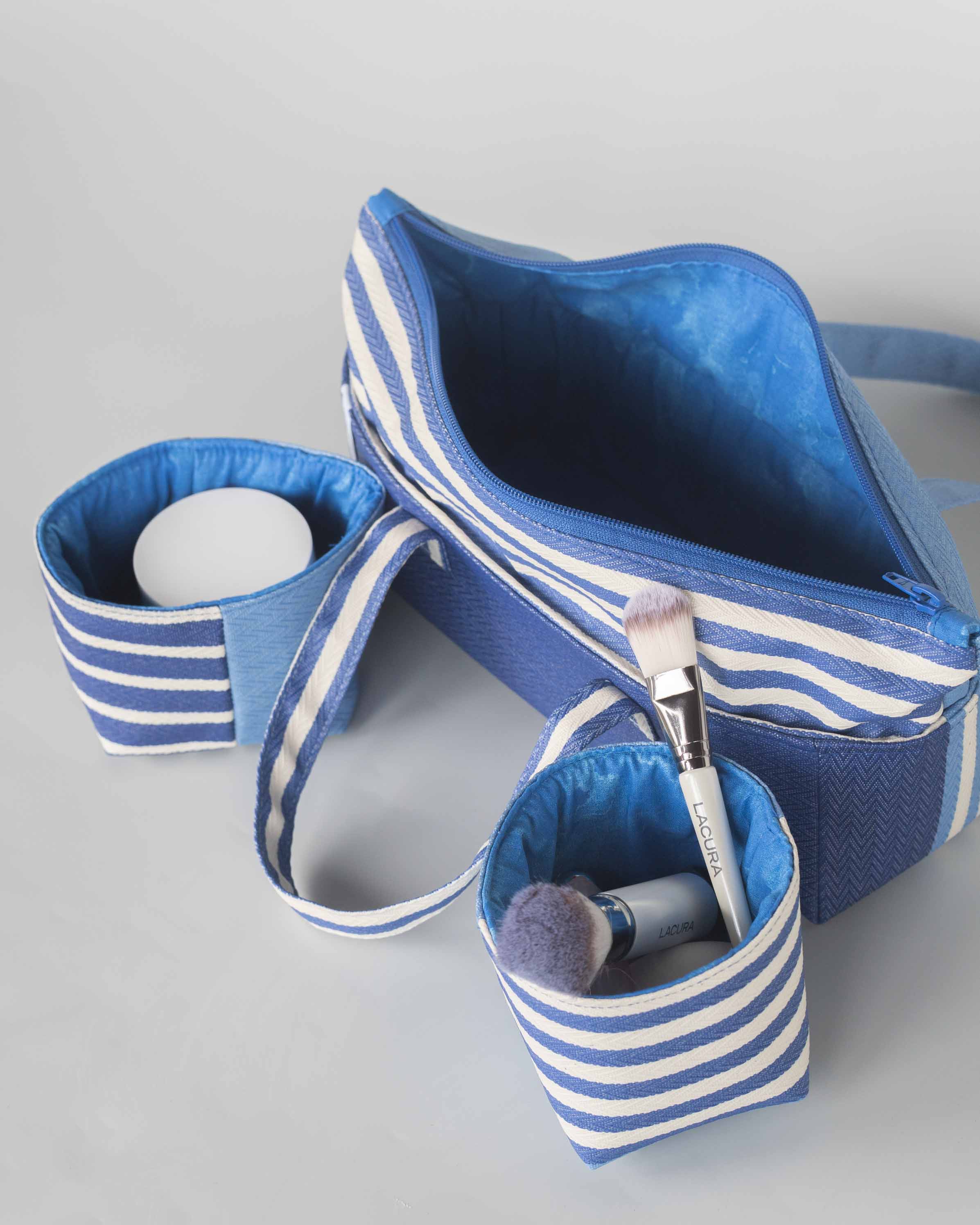 trousse de toilette avec 2 pochons toile bleue rayéepochons