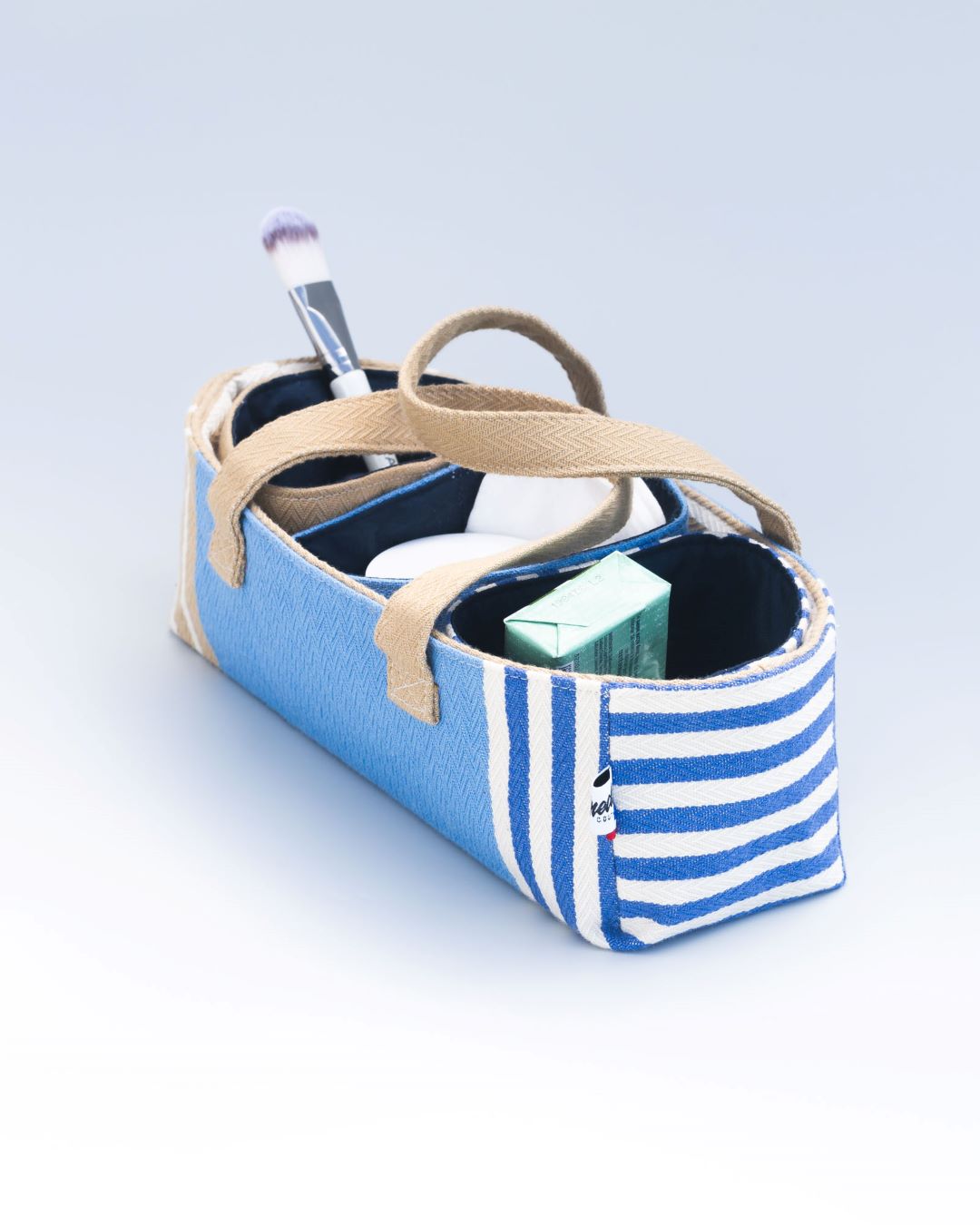 Vanity tissu rayé bleu et blanc avec necessaires de toilette